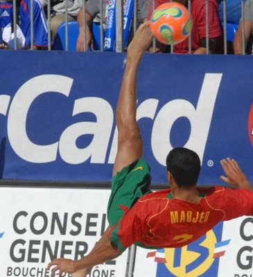 Madjer executa um remate acrobático na Superfinal da Liga Europeia de Futebol de Praia 2006 em Marselha