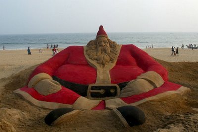 Turistas deliciados com Pai Natal na praia